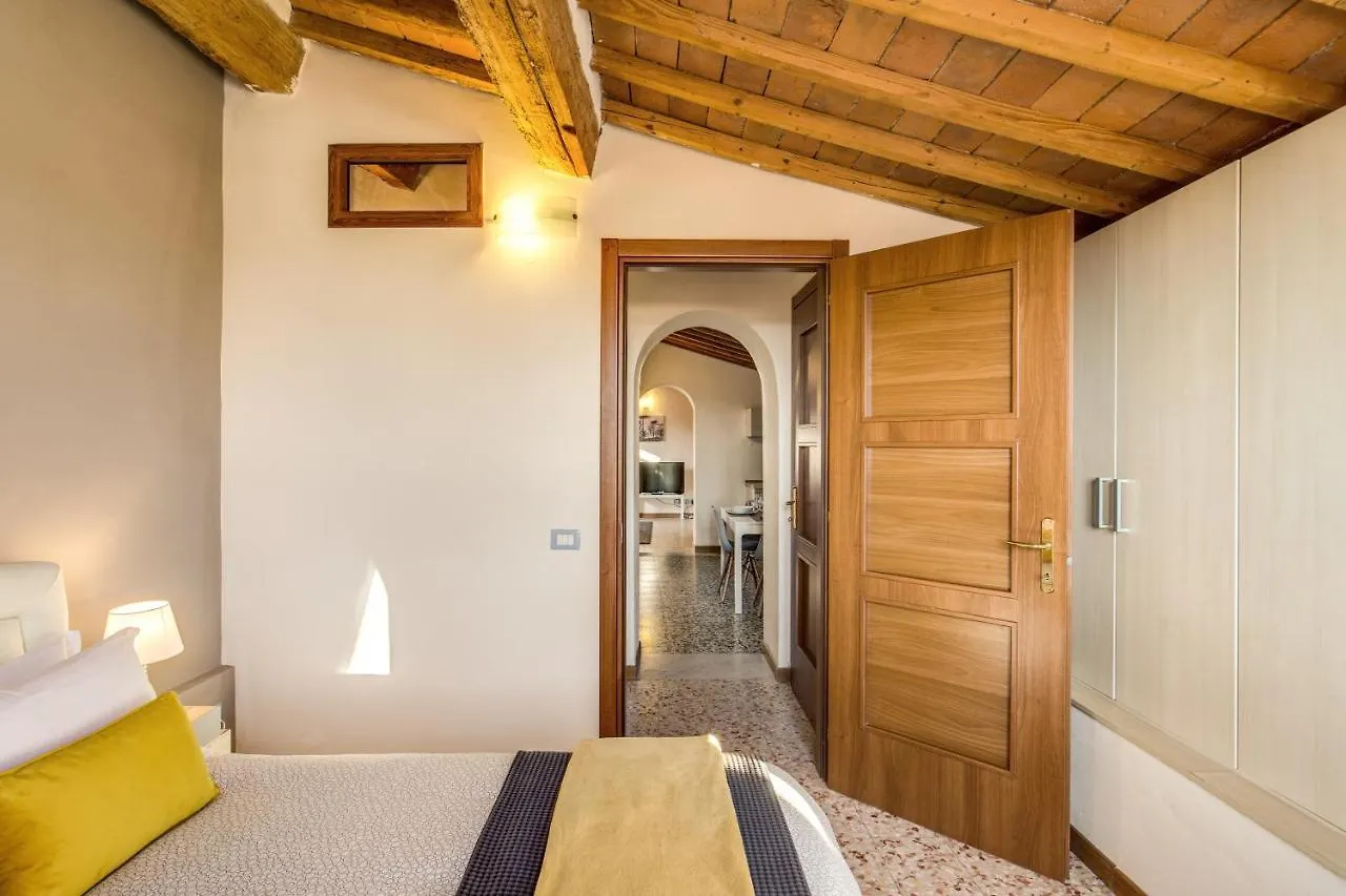 Aweshomeitaly - Lungarno Bellavista Penthouse Pisa Apartment